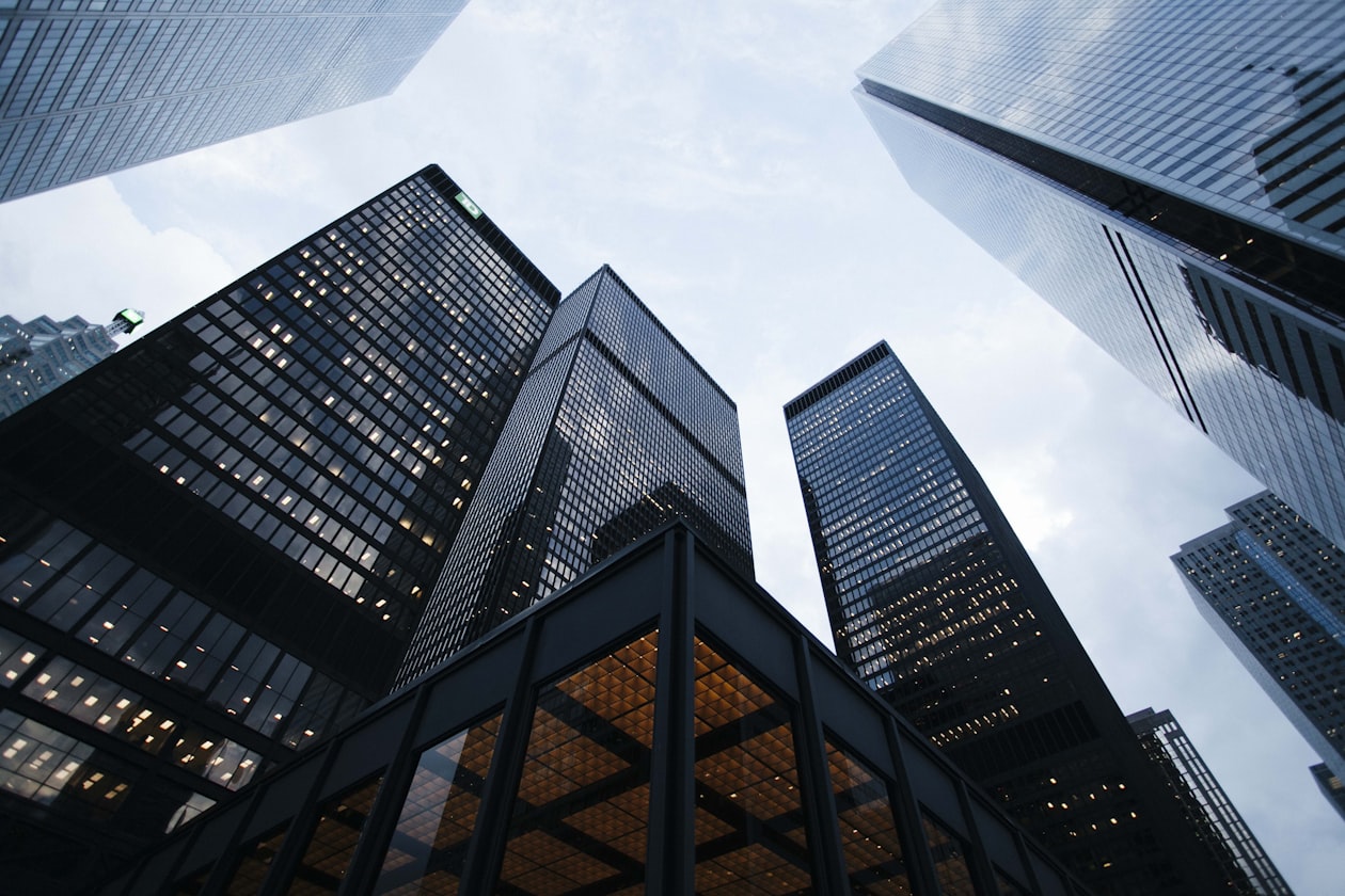 Fassade eines Bankgebäudes in einem Finanzviertel