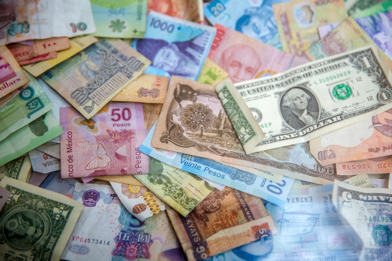 Bargeld und Münzen auf einem Tisch