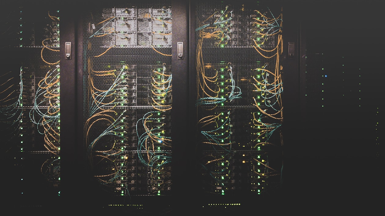 Serverschränke in einem Rechenzentrum