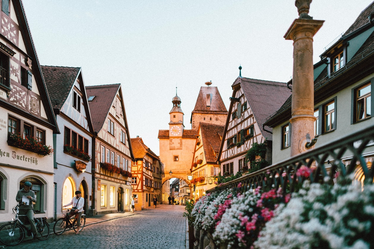 Hochhäuser eines Finanzviertels vor klarem Himmel
