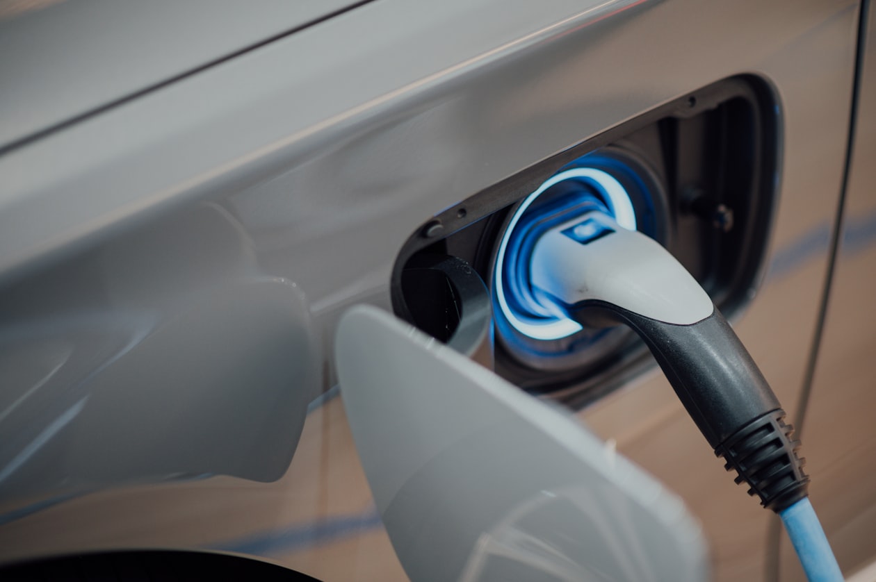 Elektroauto an einer Ladestation