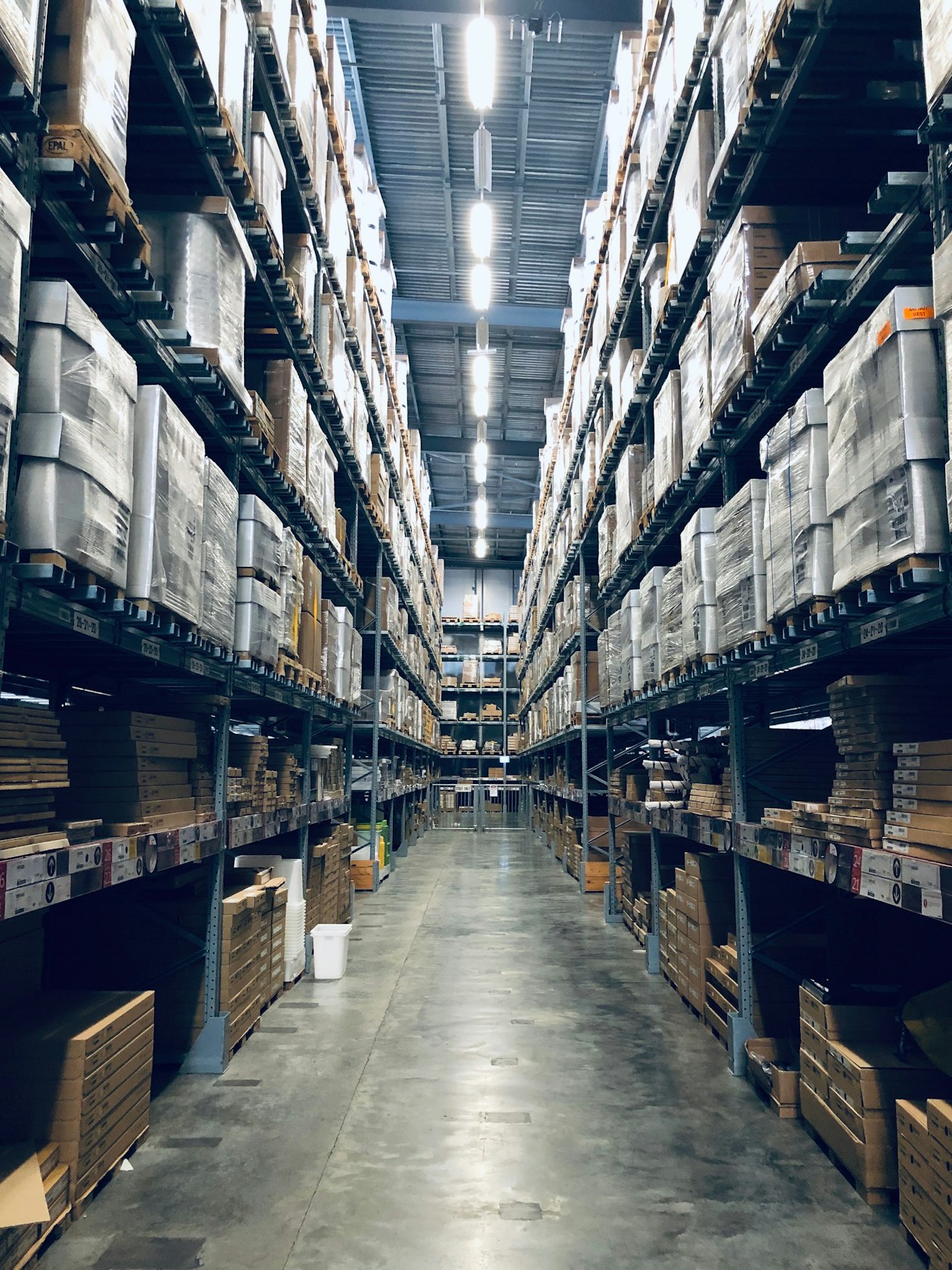 Regale in einem Logistiklager
