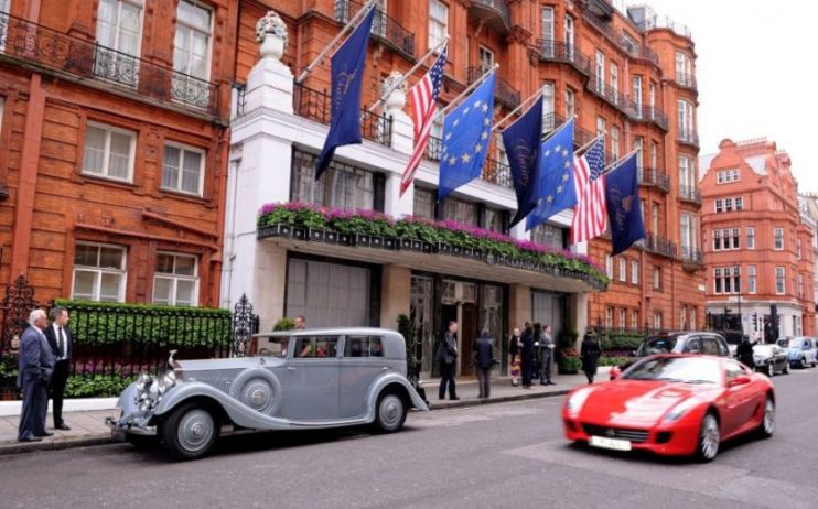 Claridges's, the luxury hotel chain backed by Qatari 's, returned to profit last year as the firm&rsquo;s multi-million pound refurbishment appeared to bode well with high end visitors.