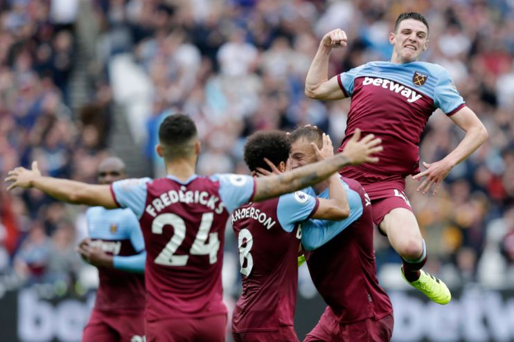 LONDON, ENGLAND - SEPTEMBER 22: Andriy Yarmolenko of West Ham United celebrates with teammates Felipe Anderson and Declan Rice after scoring his team's first goal during the Premier League match between West Ham United and Manchester United at London Stadium on September 22, 2019 in London, United Kingdom. (Photo by Henry Browne/Getty Images)