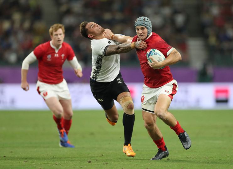 OITA, JAPAN - OCTOBER 09: Jonathan Davies of Wales breaks holds off a challenge from Jale Vatubua of Fiji during the Rugby World Cup 2019 Group D game between Wales and Fiji at Oita Stadium on October 09, 2019 in Oita, Japan. (Photo by Shaun Botterill/Getty Images)