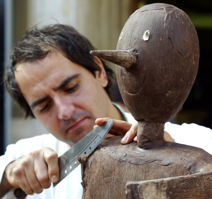 Simone De Castro, sculptor from Montopoli works on