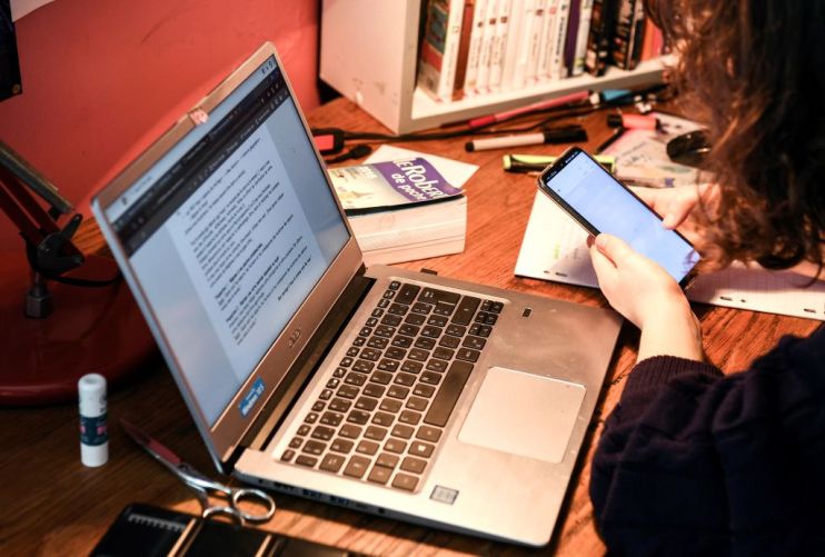 FRANCE-HEALTH-VIRUS-EDUCATION-INTERNET