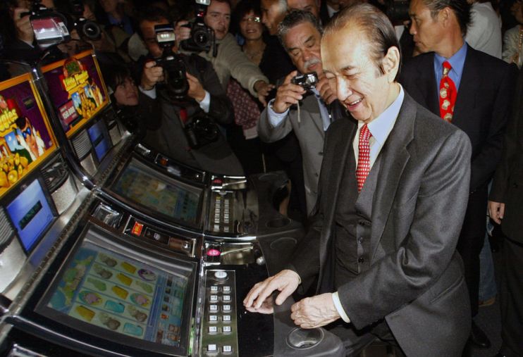 Macau's gambling tycoon Stanley Ho (C) i