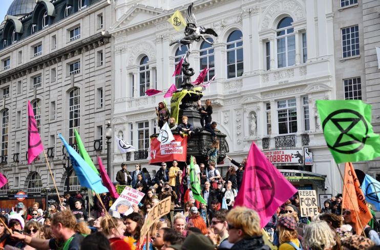 TOPSHOT-BRITAIN-POLITICS-ENVIRONMENT-CLIMATE-DEMONSTRATION