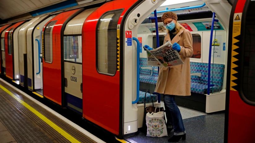 TOPSHOT-BRITAIN-HEALTH-VIRUS-TRANSPORT