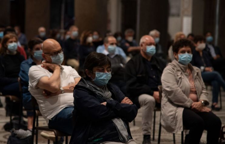 The number of Americans seeking unemployment benefits has dropped below 1m for the first time since the coronavirus pandemic began, official data today showed.