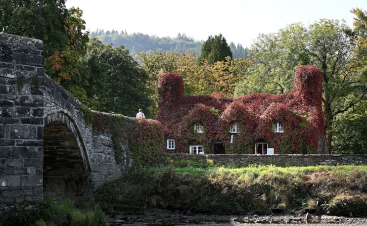 BRITAIN-WEATHER-AUTUMN