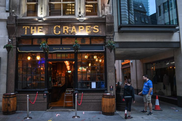 UK pubs at risk after 10pm curfew