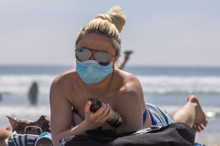 US-HEALTH-VIRUS-BEACH-HEAT