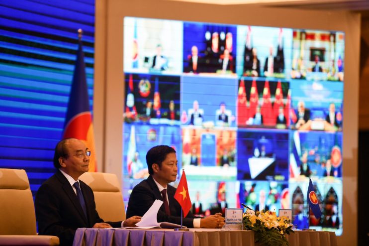 Asian stocks near record high after signing of huge RCEP trade deal