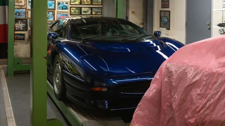 Jaguar XJ220