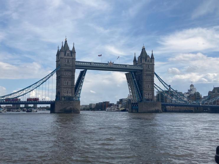 TOWER-BRIDGE-STUCK