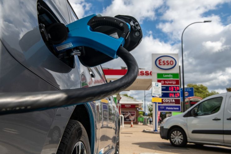 UK Fuel Crisis Spurs Inquiries About Electric Cars, Say Dealers