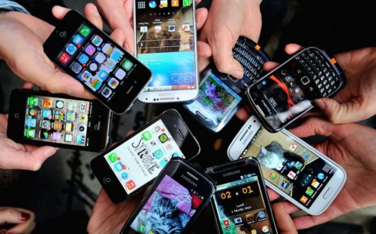 Giffgaff, the mobile phone network operator, is looking to extend its portfolio and review contract prices as early next year, the chief executive has revealed.&nbsp;