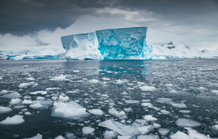 Russia's Rosgeo has found oil and gas reserves in British territory in the Antarctic.