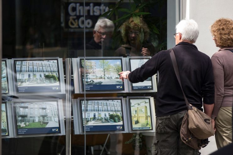 Desperate London home sellers have been accepting average discounts of as much as &pound;25k on asking prices as the property market has seized up.