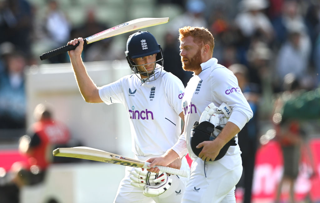 Jonny Bairstow (r) and Joe Root hit a 150 partnership as England looked to chase down a record score in the fifth Test match against India.