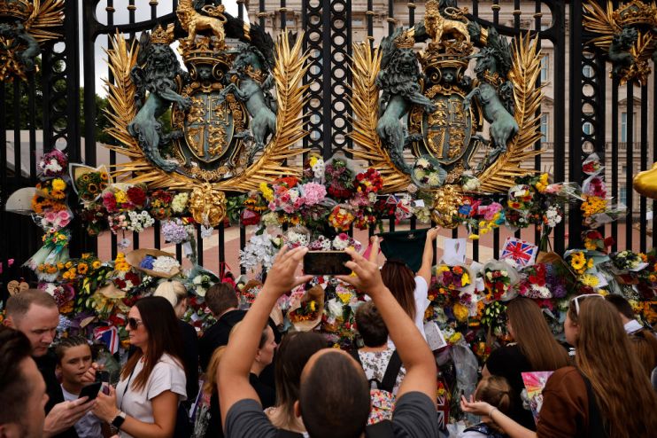 Congestion is expected to hit London as hundreds of thousands of mourners flock to the capital to pay their respects to the Queen.&nbsp;