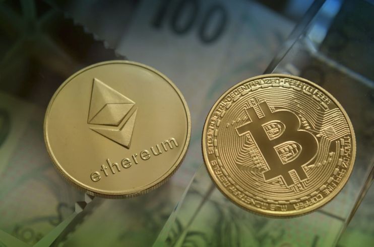 Data from CryptoCompare shows that the price of Bitcoin moved mostly sideways throughout the week, starting off at $23,000 and dipping to a $22,500 low before moving strongly upward to $24,000.