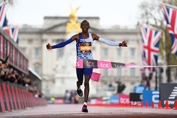 Kelvin Kiptum beat the London Marathon record by more than a minute while Mo Farah finished ninth