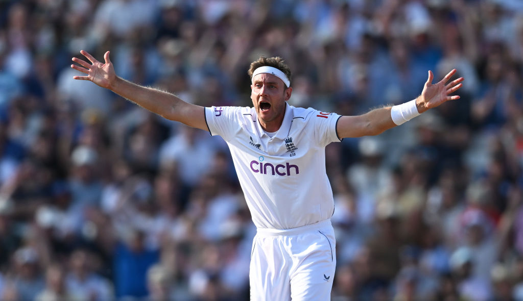 The opening Test of this year&rsquo;s Ashes series between England and Australia is on a knife edge after the tourists lost three wickets yesterday evening in their pursuit of 281.