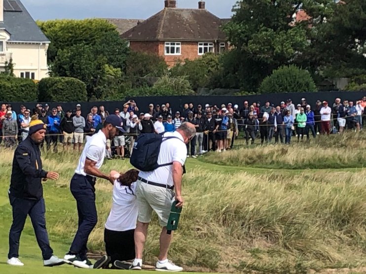 Billy Horschel intervenes as a JSO protestor invades the golf