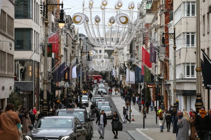 New York-based asset manager Blackstone has paid &pound;230m for a 31,000 sq ft retail space on the affluent New Bond Street strip in the West-End.&nbsp;