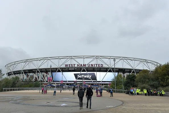 Magic circle law firm Allen & Overy has paid out over &pound;2m to settle a legal dispute with the owners of West Ham's stadium.