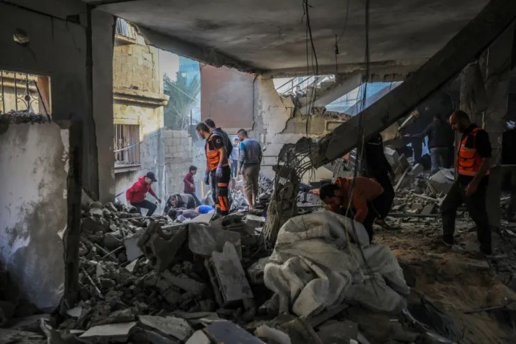 KHAN YUNIS, GAZA &ndash; DECEMBER 1: Palestinian citizens inspect the destruction caused by air strikes on their homes on December 01, 2023 in Khan Yunis, Gaza. Israel steps up military operations in Gaza after a sustained truce between Hamas and Israel did not hold further than a week despite diplomatic talks and captives released. (Photo by Ahmad Hasaballah/Getty Images)