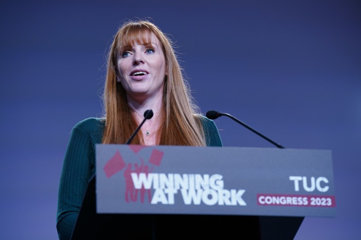 Households near new pylons will receive hundreds of pounds off their annual energy bills as part of new government plans.