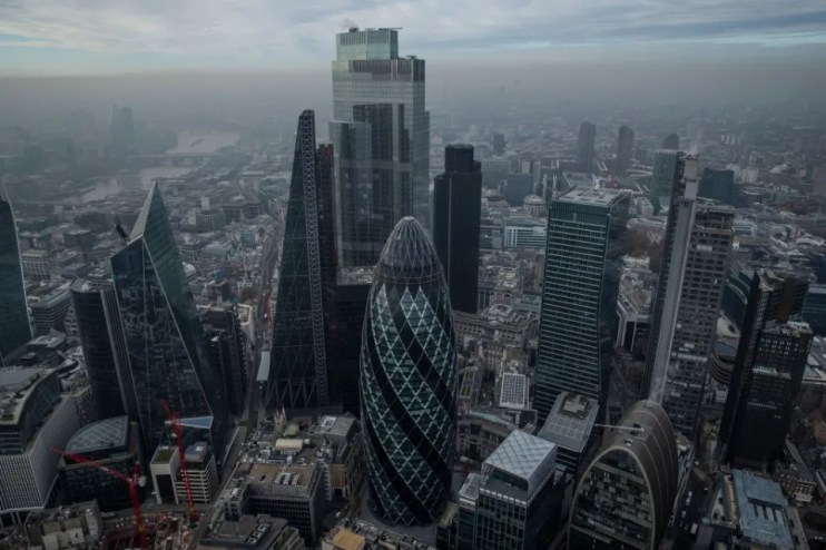 According to a new survey, London is narrowing the gap with New York for the title of the world's top financial centre.