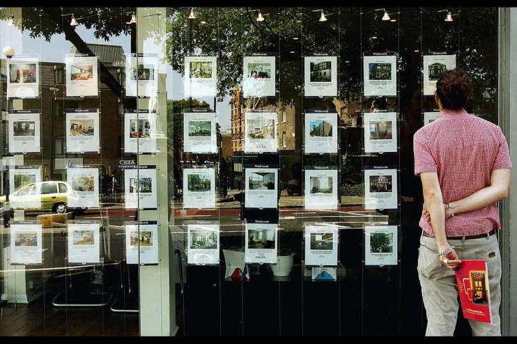 London home sellers are shaving &pound;19,500 pounds off the asking price to achieve a sale, according to the latest report from Zoopla.&nbsp;