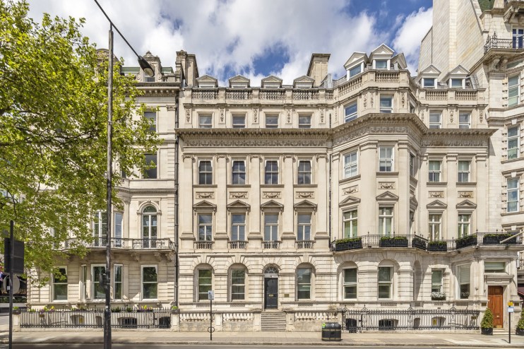 London&rsquo;s ultra wealthy have remained immune to the downturn in the housing market, with posh-pads in the exclusive neighbourhood of Mayfair now commanding a 50 per cent price premium compared to the rest of prime central London.&nbsp;