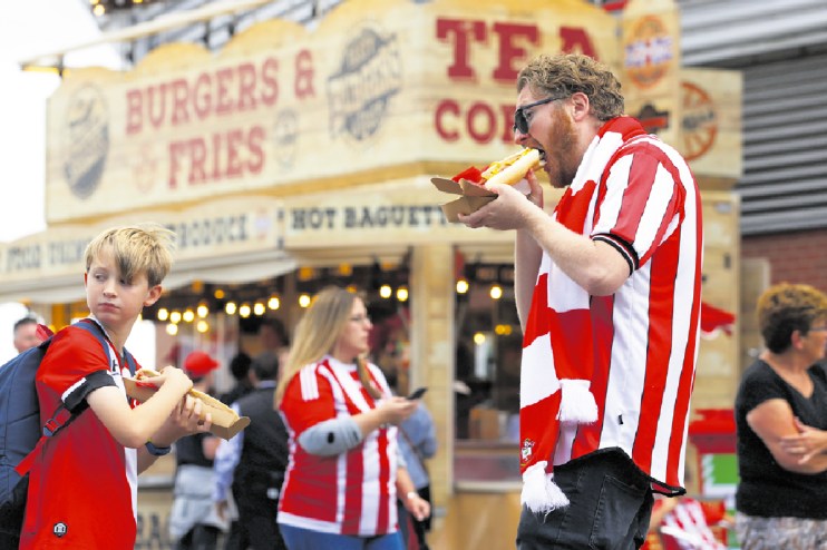 Southampton fans eat hot dogs at St Mary&rsquo;s &ndash; classic Footy Scran