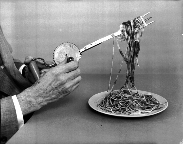 circa 1955: A wind up spaghetti fork in operation. Devised by amateur American inventor Russell E Oakes, the fork winds spaghetti strands making them easy to eat. (Photo by Evans/Three Lions/Hulton Archive/Getty Images)