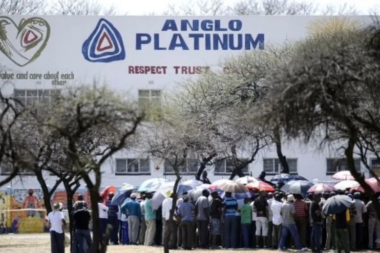 workers crowd outside an Anglo Platinum office