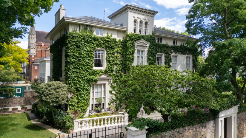 Image of a mansion in Little Venice with ivy climbing up the wall