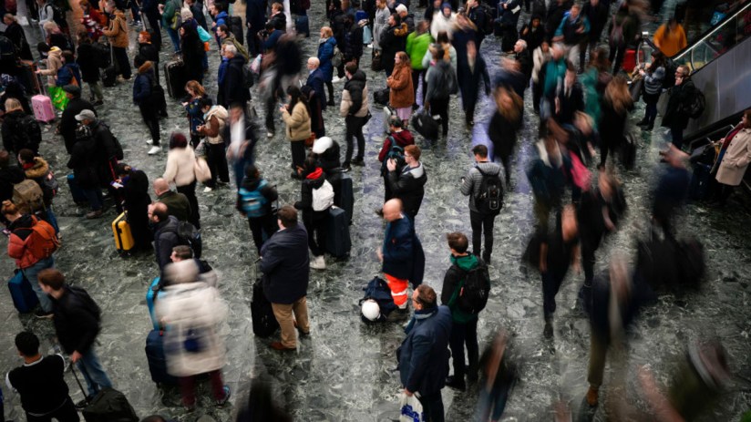 Network Rail has revealed a plan to stop passengers rushing to trains at London Euston. (Photo by Christopher Furlong/Getty Images)