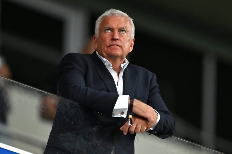 Rugby Football Union chief executive Bill Sweeney will face a vote of no confidence after over 180 clubs and bodies rebelled against the governing body&rsquo;s biggest name.