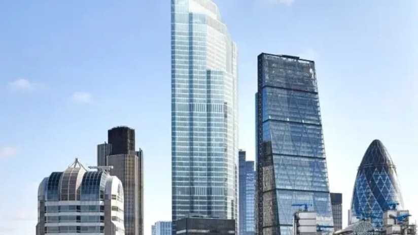 London skyline featuring 22 Bishopsgate during January, symbolizing the rising salaries of City lawyers at major law firms.