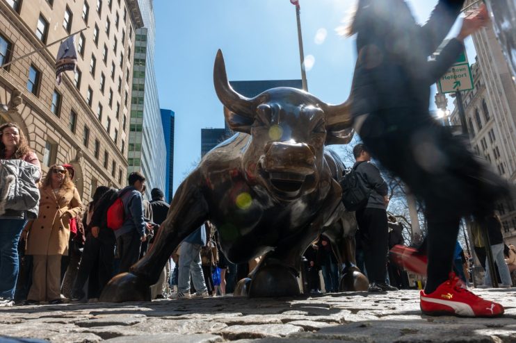NEW YORK, NEW YORK - APRIL 09: Tourists visit the Wall Street Bull in the Financial District on April 09, 2025, in New York City. After U.S. President Donald Trump declared a 90-day tariff pause for many countries, the S&P 500 was up more than 8% in afternoon trading. (Photo by Spencer Platt/Getty Images)
