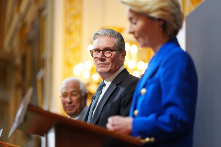 Keir Starmer announcing UK-EU deal next to EU leaders Ursula von der Leyen and Antonio Costa.