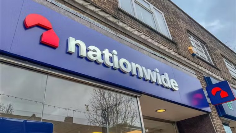 Nationwide hands customers £100.