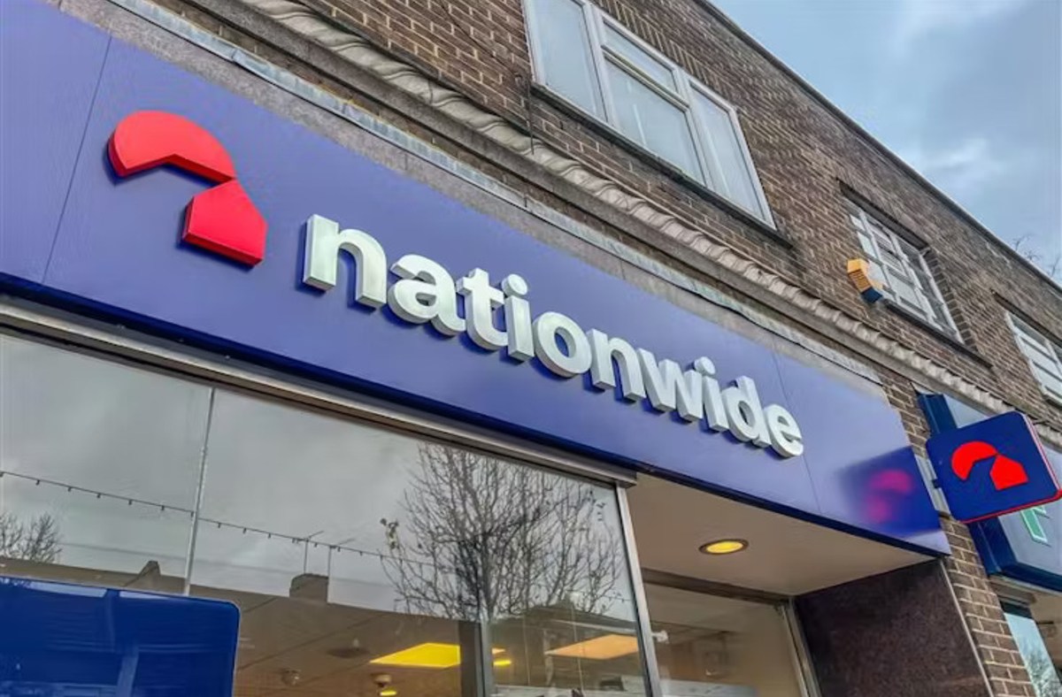 Nationwide hands customers £100.