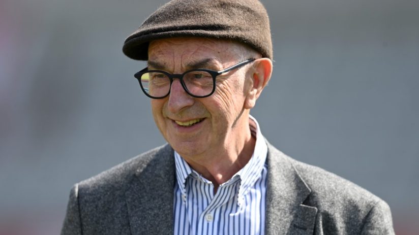 David 'Bumble' Lloyd has hit out at those saying Test cricket is dying, pointing to the packed crowds UK stadiums enjoy week in, week out.